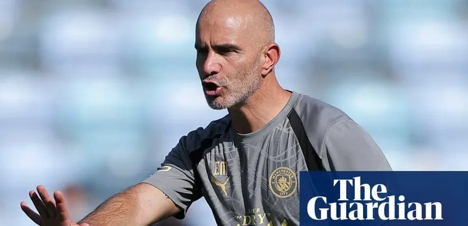 Entrenador dirigiendo a su equipo durante la práctica