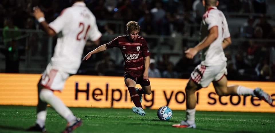 Jugador corriendo tras el balón en el partido