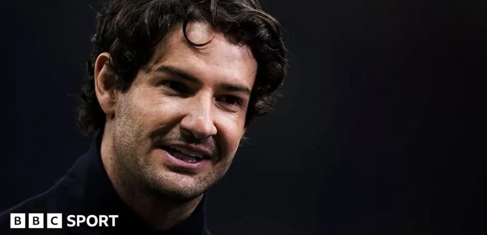 Hombre sonriendo durante una conferencia de prensa
