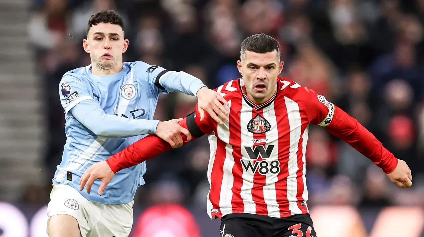 Phil Foden y jugador del Sunderland en acción