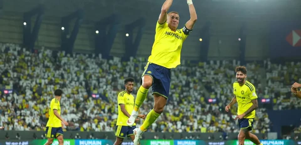 Jugador saltando en celebración durante el partido