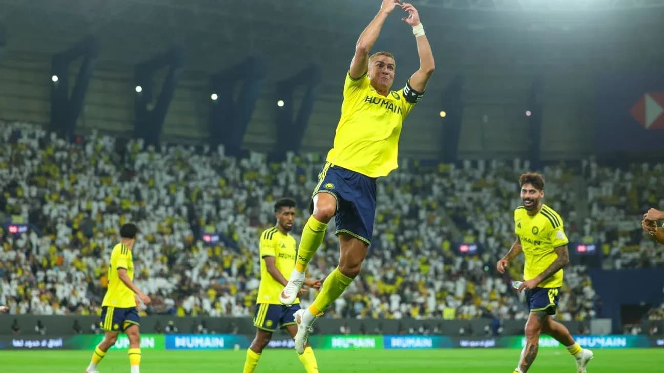 Jugador saltando en celebración durante el partido