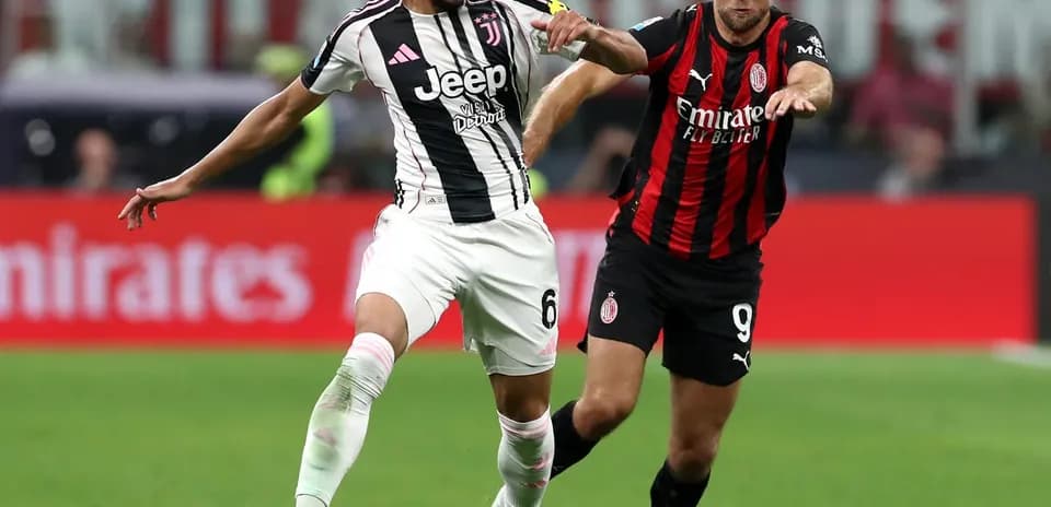 Jugador de Juventus y AC Milan en acción