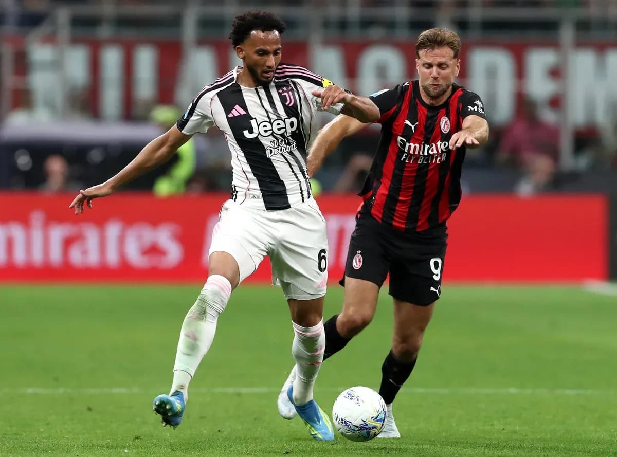 Jugador de Juventus y AC Milan en acción