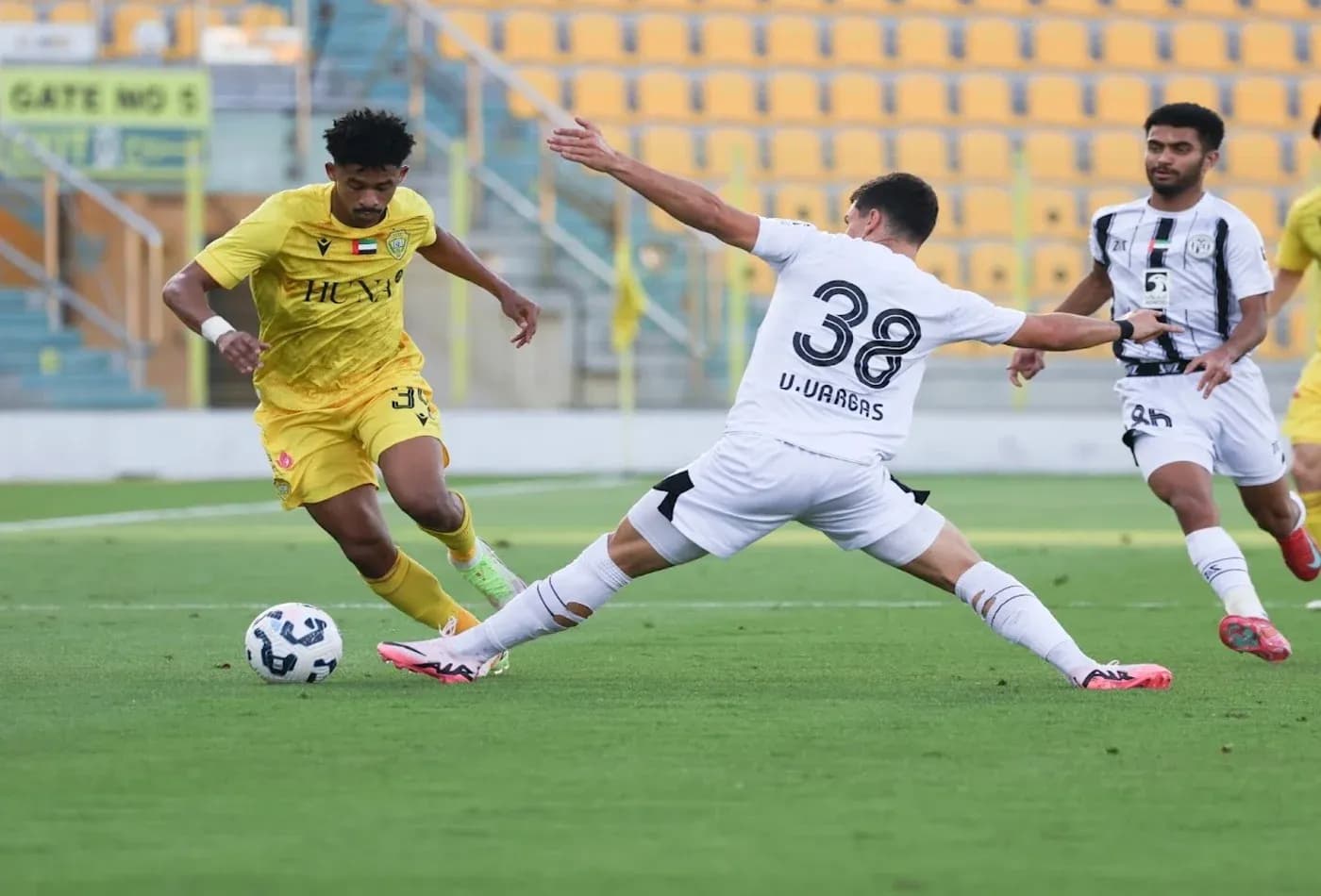 Jugador de Al Wasl U23 driblando a defensor de Al Jazira U23