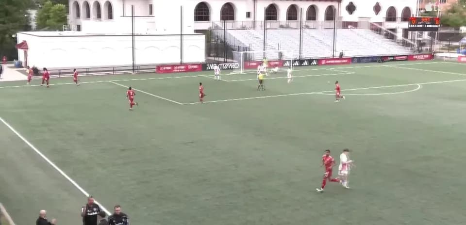 Jugadores de Toronto II en acción durante el partido