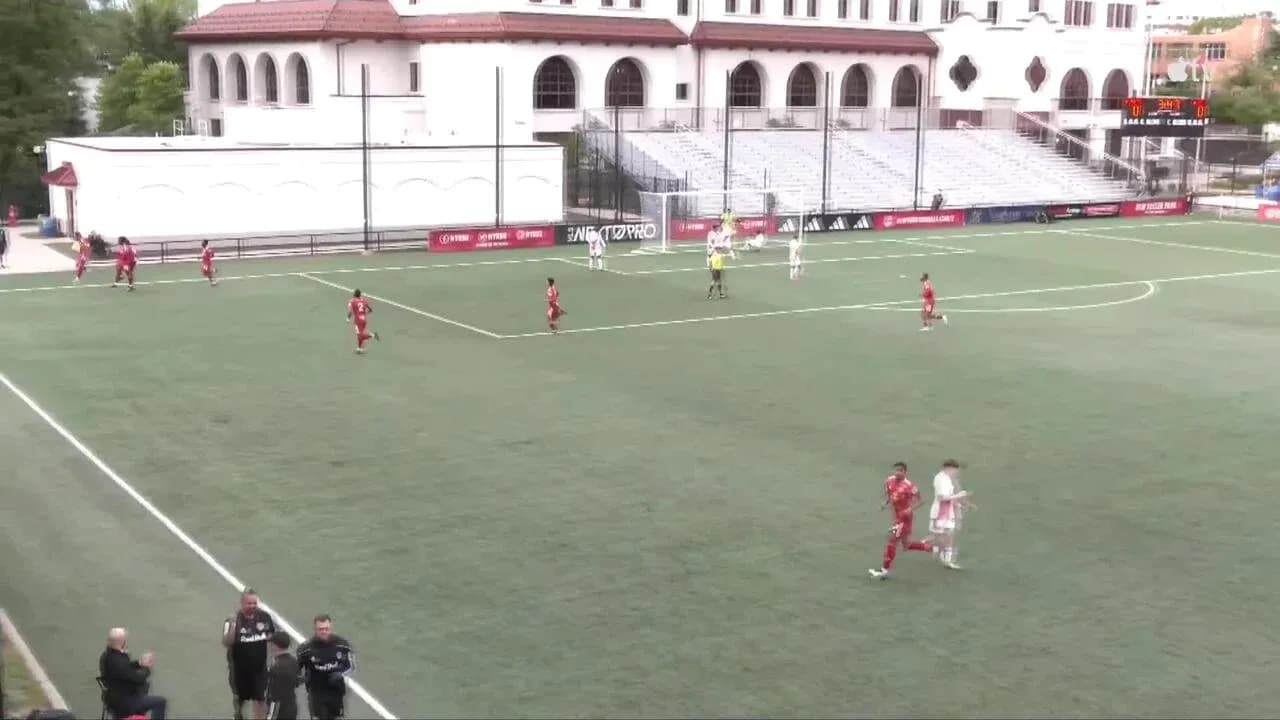 Jugadores de Toronto II en acción durante el partido