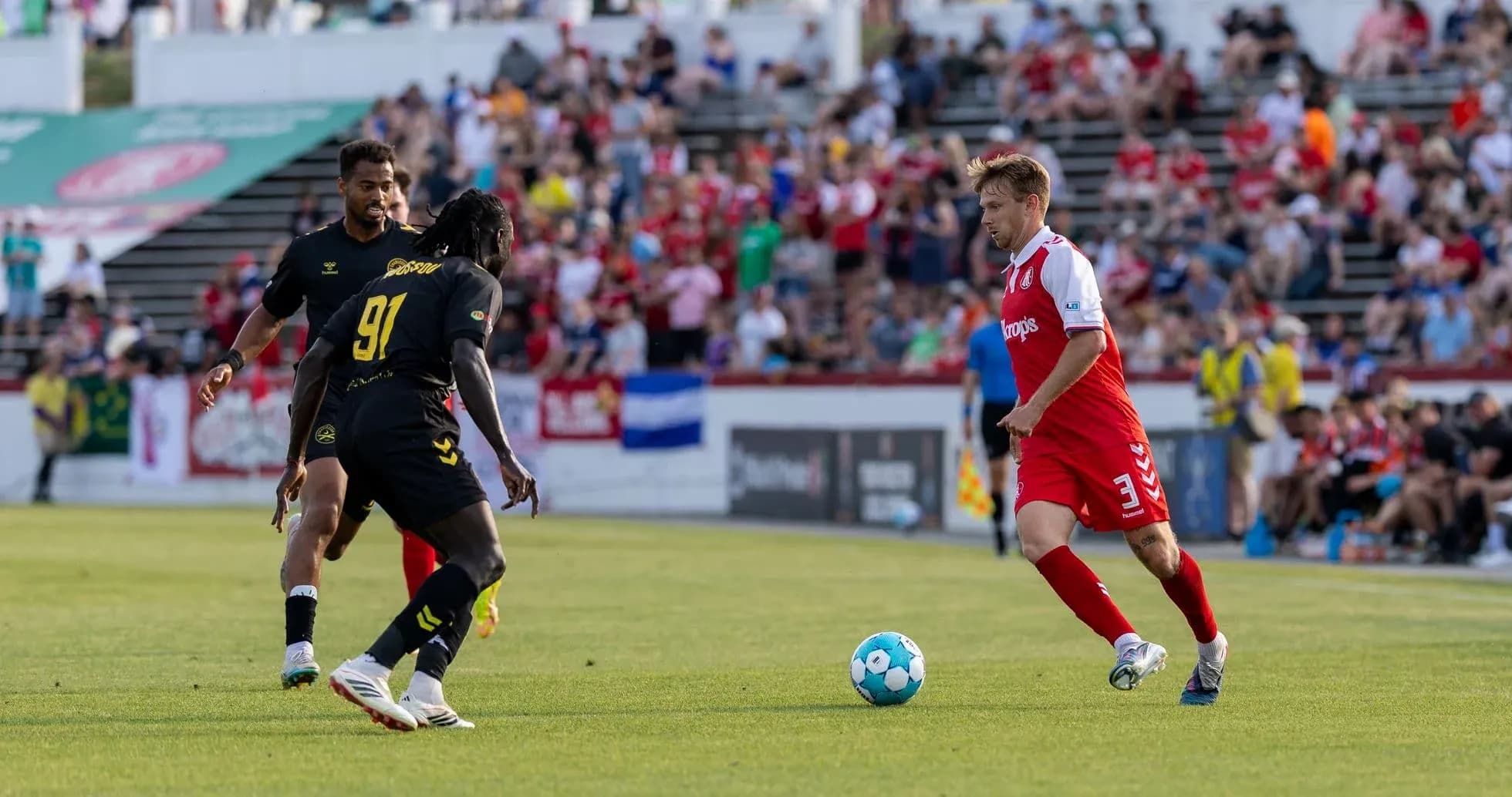 Jugador de Charleston Battery avanzando con el balón