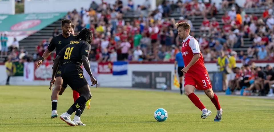 Jugador de Charleston Battery avanzando con el balón