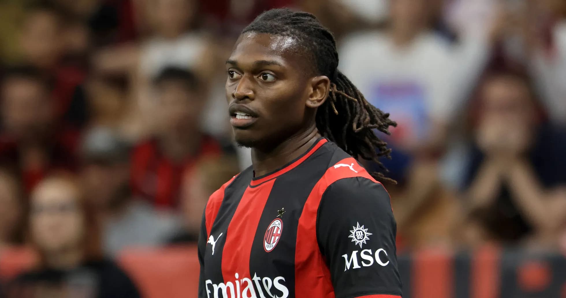 Jugador de AC Milan en el campo durante un partido