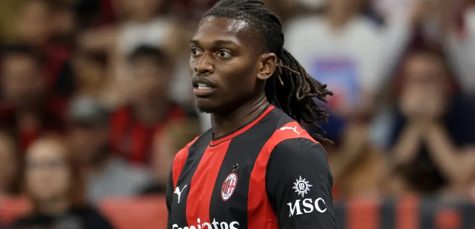 Jugador de AC Milan en el campo durante un partido