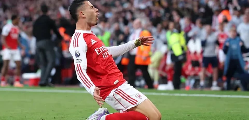 Jugador celebrando un gol en el campo