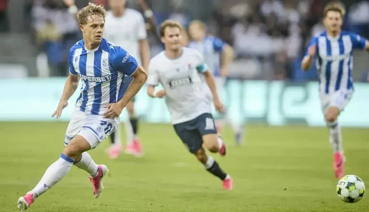 Jugador de Lech Poznan avanzando con el balón