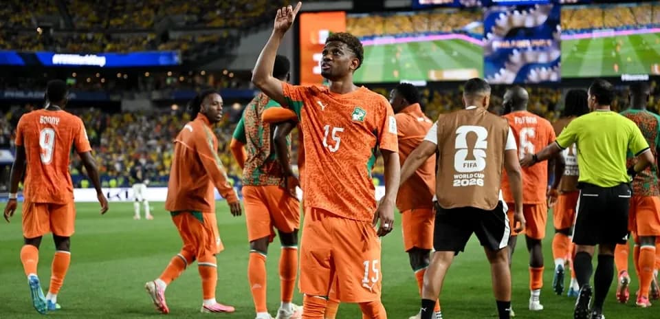 Jugador de Costa de Marfil celebra con el equipo