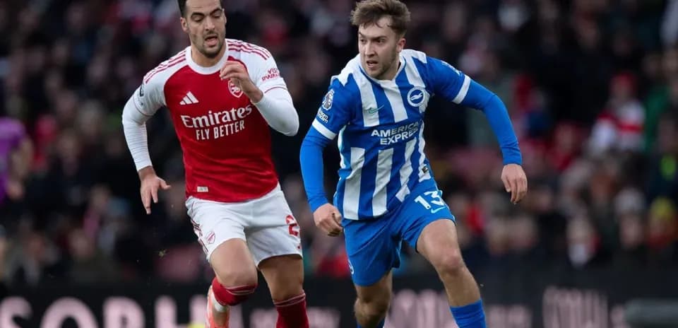 Jugadores de Arsenal y Brighton corriendo tras el balón