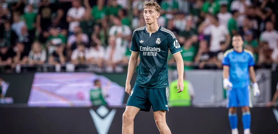 Jugador de Real Madrid en partido con aficionados de fondo