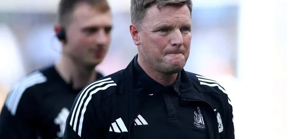Entrenador de Newcastle United caminando por el campo