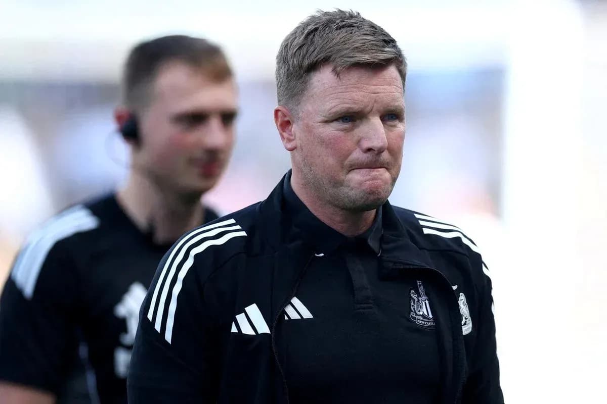 Entrenador de Newcastle United caminando por el campo