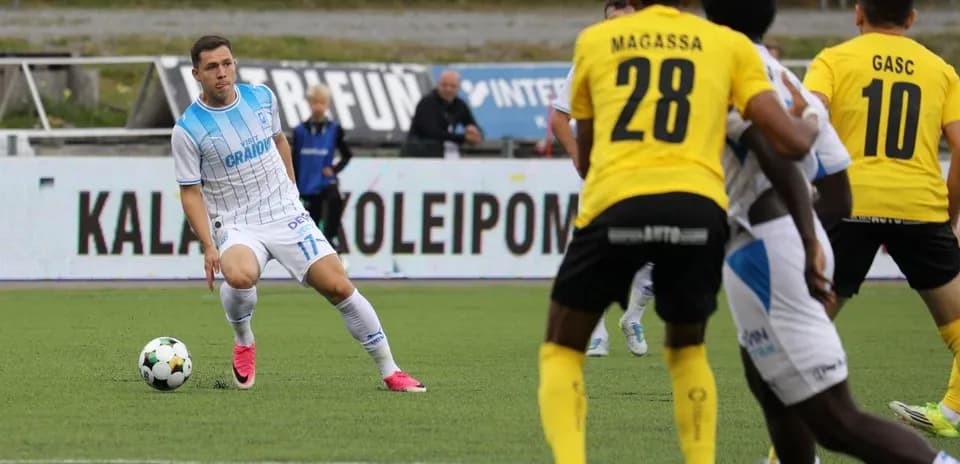 Jugador de Universitatea Craiova con balón
