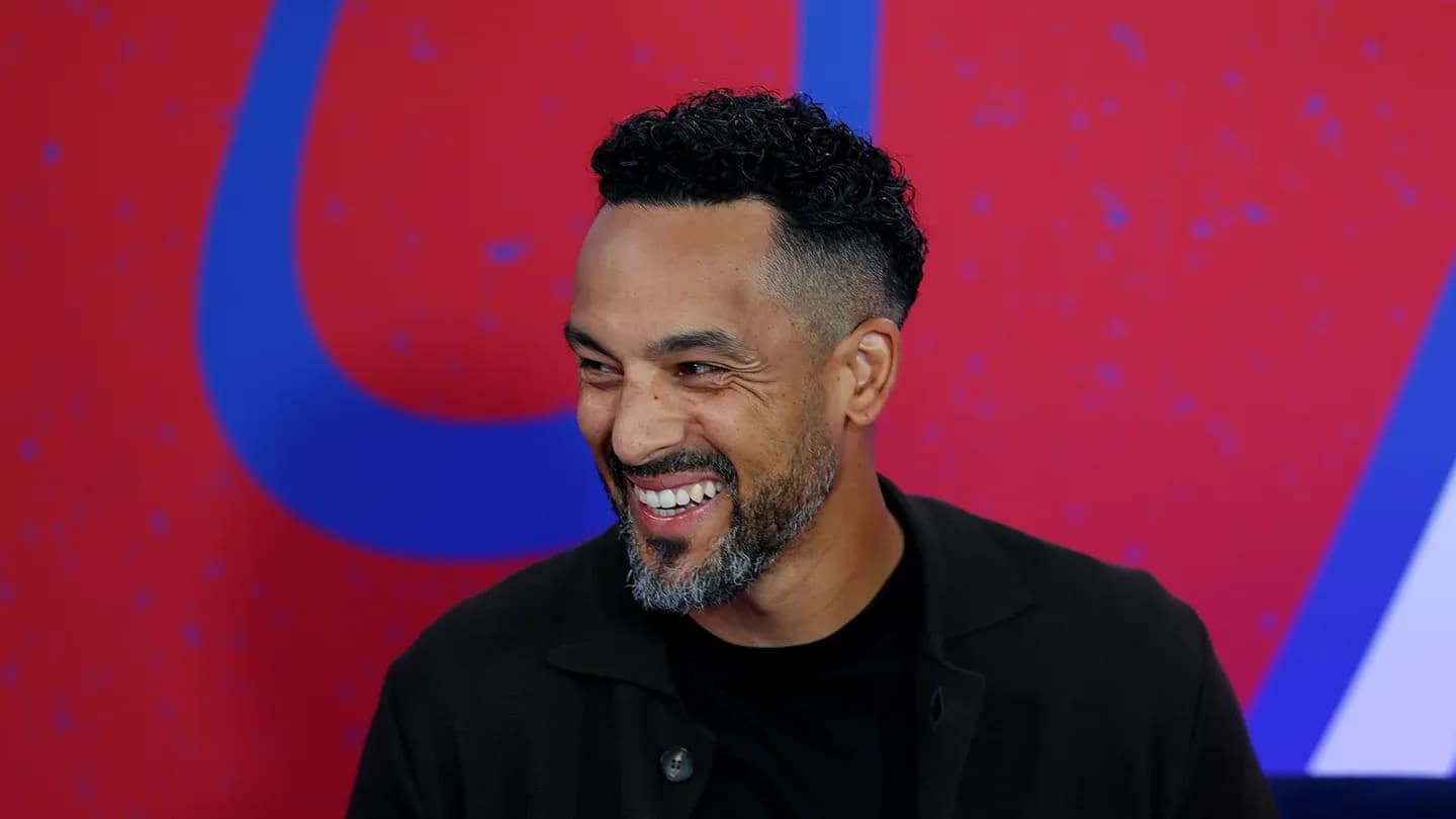 Hombre sonriendo durante una conferencia de prensa