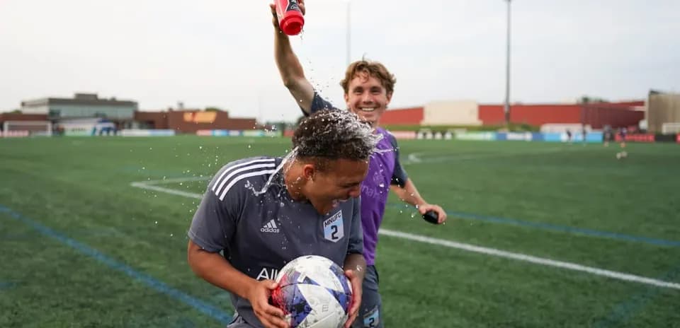 Jugadores celebrando en el campo de fútbol