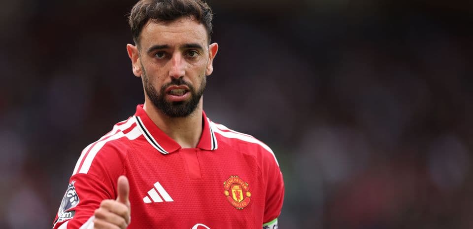 Bruno Fernandes con camiseta de Manchester United haciendo gesto de aprobación