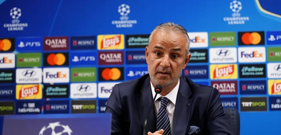 Entrenador hablando en conferencia de prensa UEFA Champions League