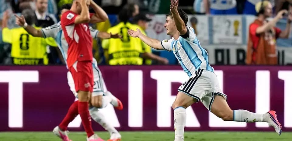 Jugador de Argentina celebra un gol durante el partido