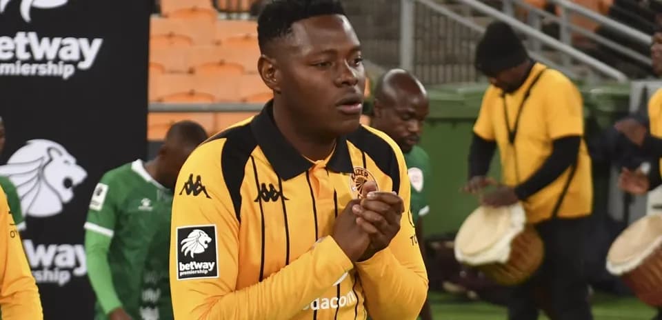 Jugador de Kaizer Chiefs entrando al campo con música