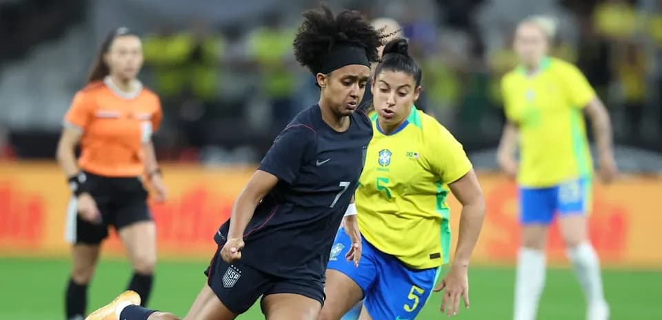 Jugadoras de Estados Unidos y Brasil compitiendo por el balón
