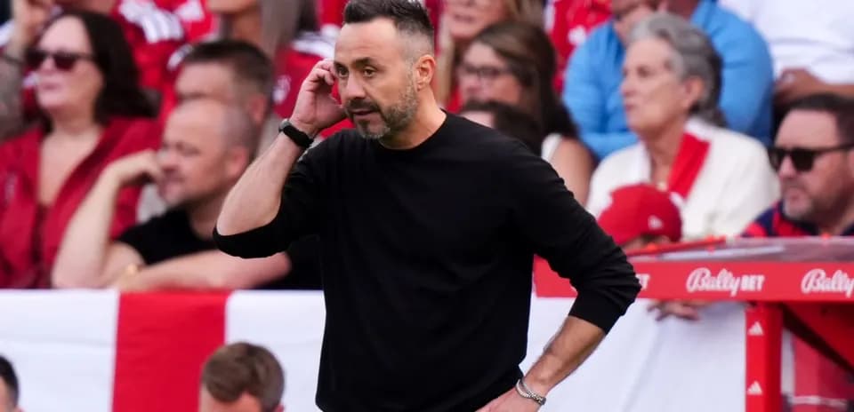 Entrenador en la línea de banda durante un partido