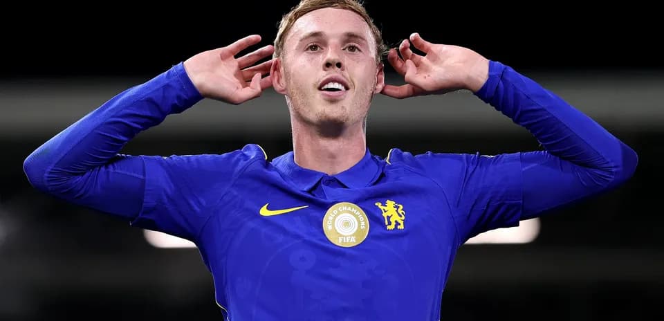 Jugador de Chelsea celebrando un gol con las manos en los oídos