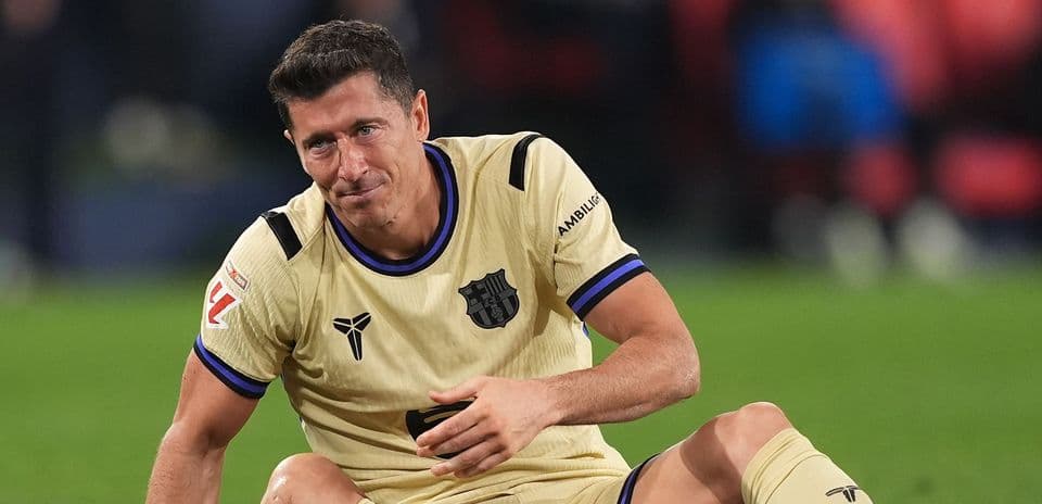 Jugador de Barcelona sentado en el campo tras partido