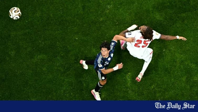 Jugador japonés esquivando a oponente en el campo
