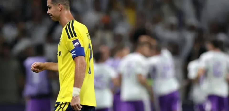 Jugador caminando con uniforme amarillo tras partido