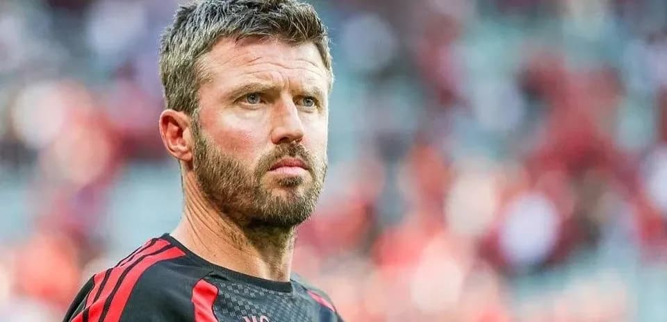Entrenador mirando hacia el campo antes del partido