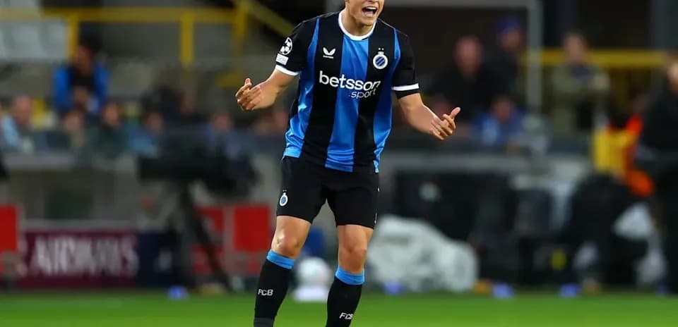 Jugador de Club Brugge reclamando durante el partido