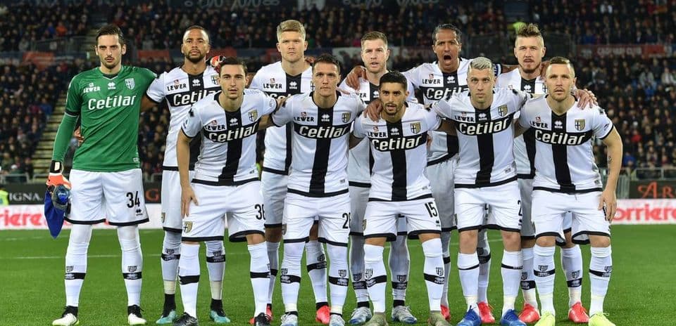 Equipo de Parma posando antes del partido