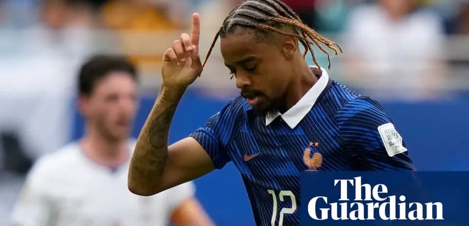 Jugador de Francia levantando la mano durante el partido