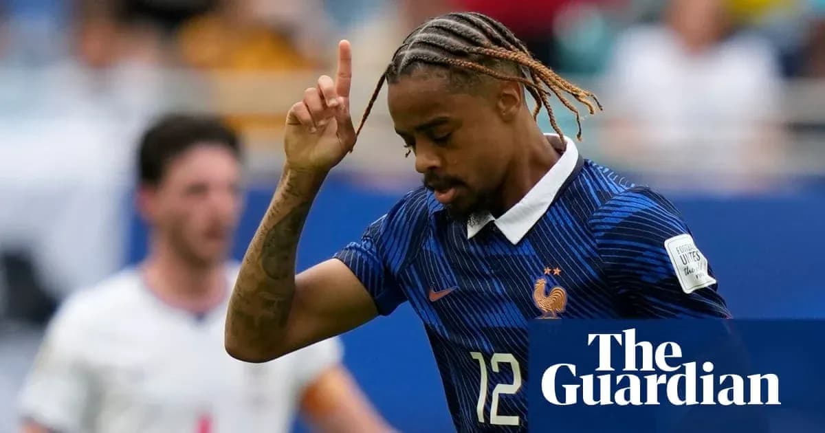 Jugador de Francia levantando la mano durante el partido