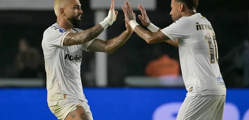 Jugadores celebrando en el campo de fútbol