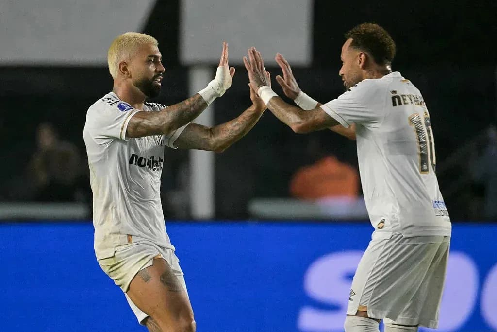 Jugadores celebrando en el campo de fútbol