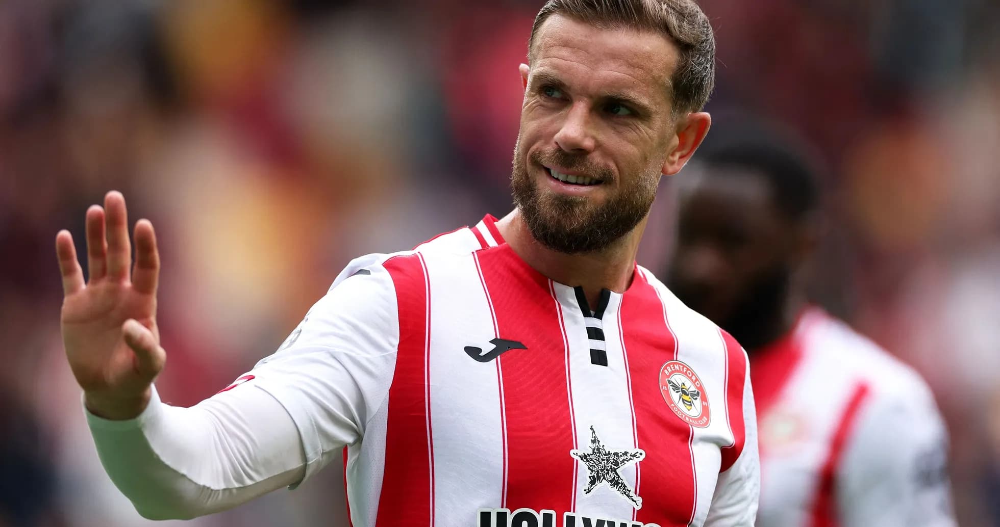 Jugador de Brentford saludando durante el partido