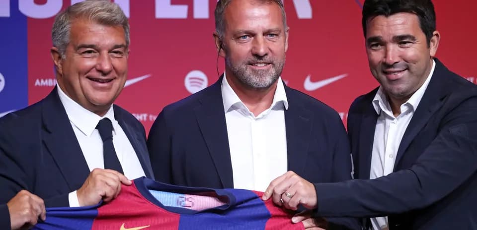 Tres personas sosteniendo camiseta del FC Barcelona en evento