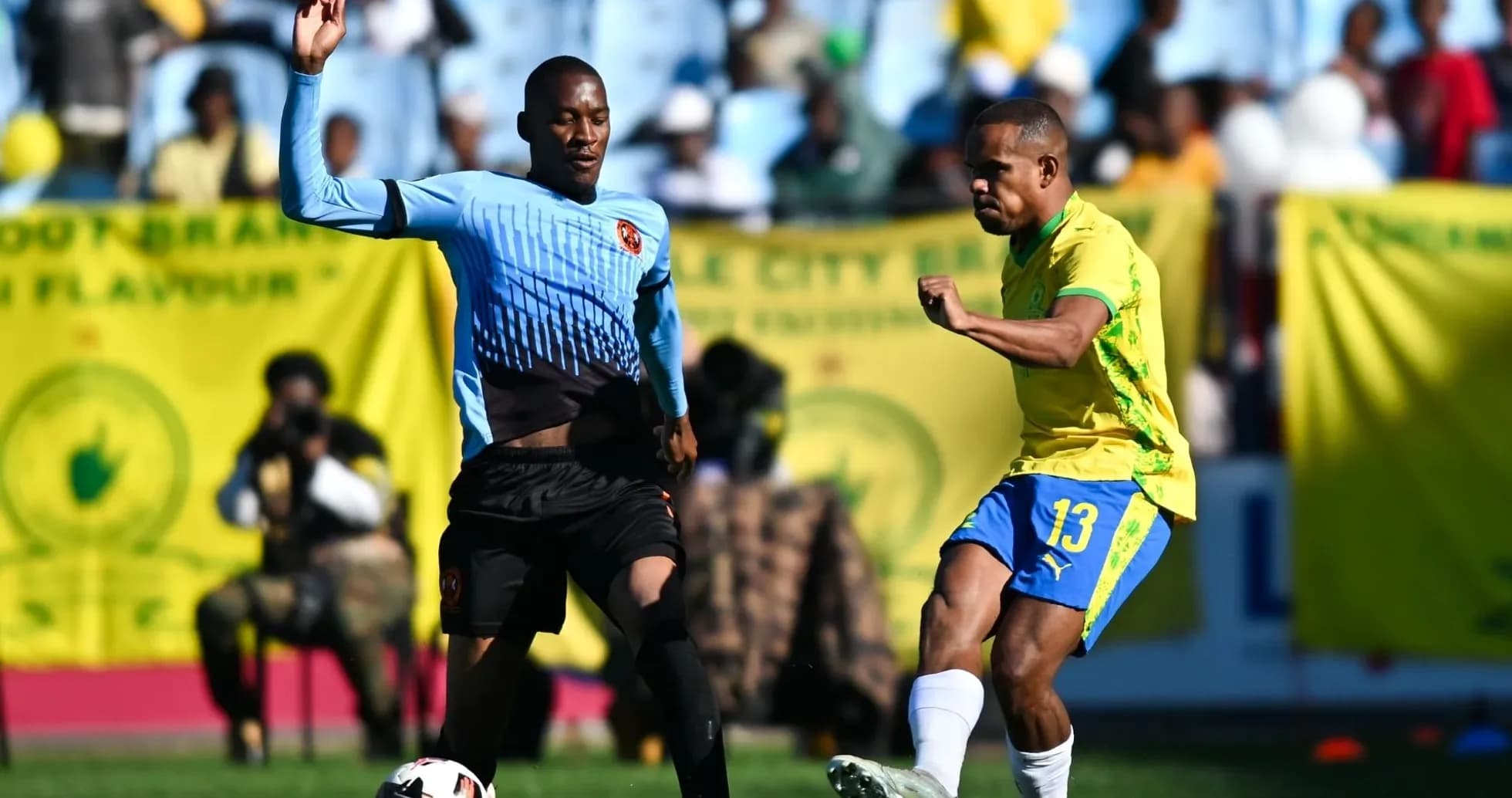 Jugador de Mamelodi Sundowns en acción contra oponente