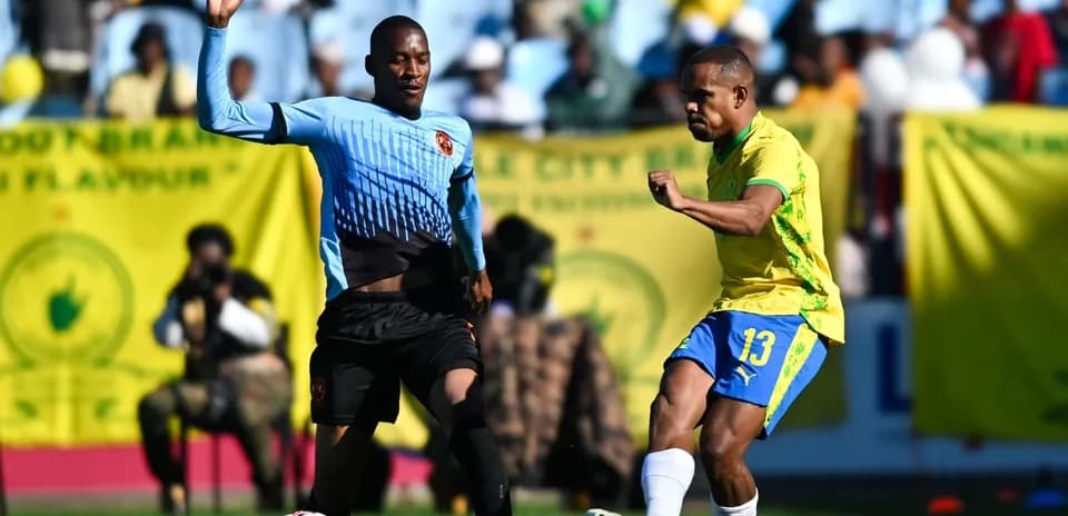 Jugador de Mamelodi Sundowns en acción contra oponente