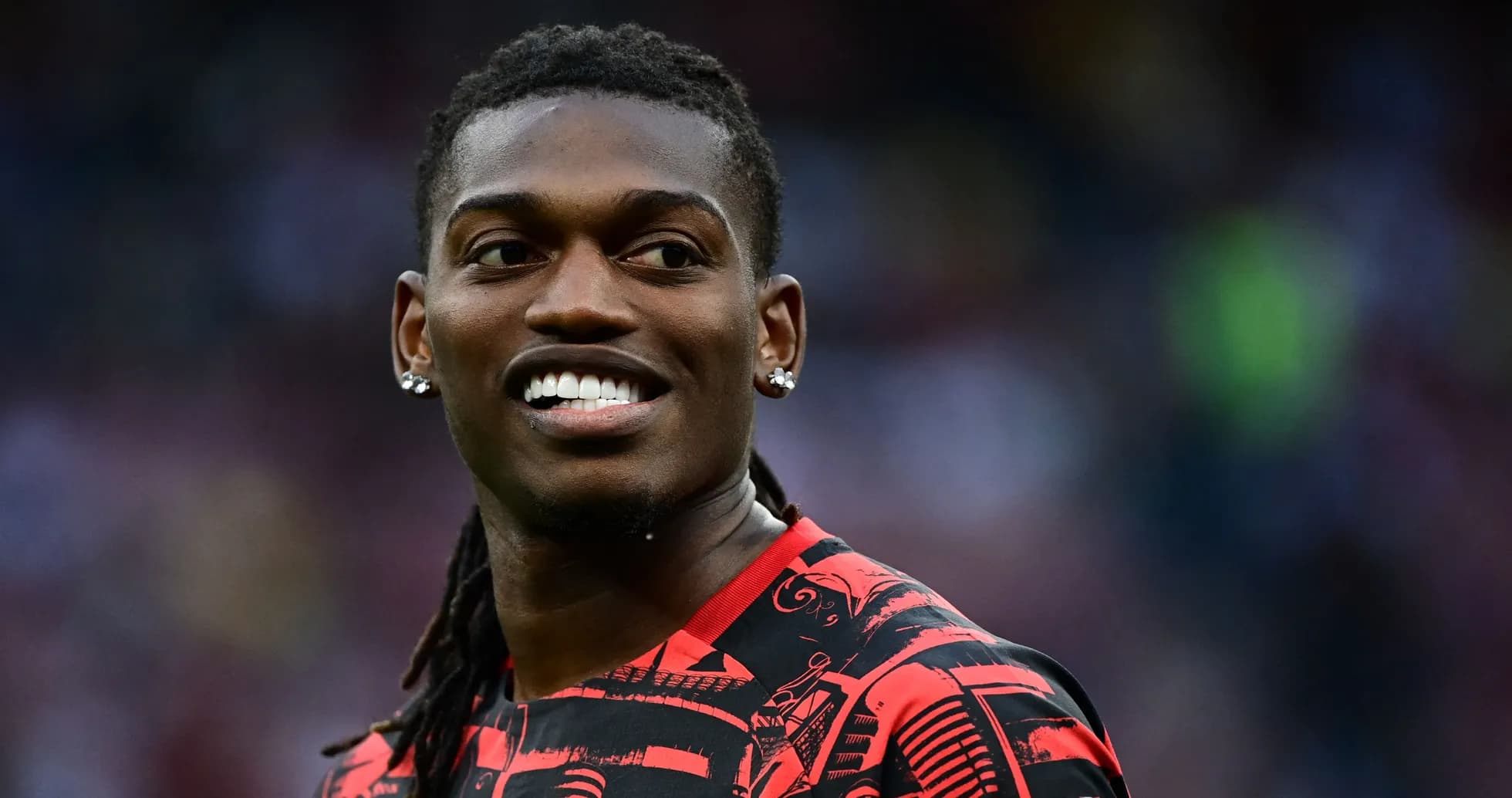 Jugador sonriendo con camiseta roja y negra