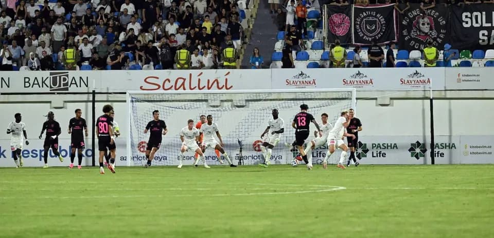 Partido de fútbol KuPS contra Sabah FA