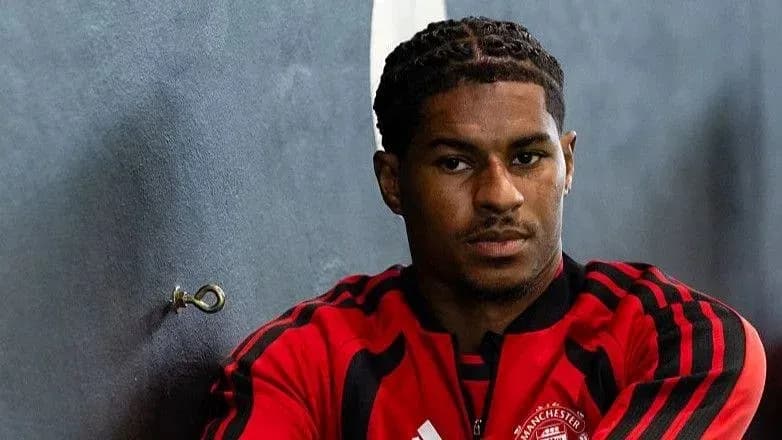 Jugador con camiseta de Manchester United en entrenamiento