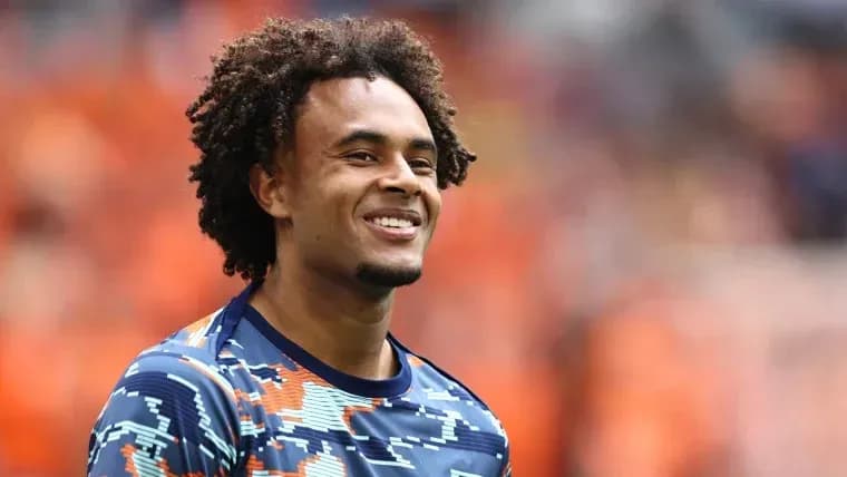 Jugador sonriendo en el campo de entrenamiento
